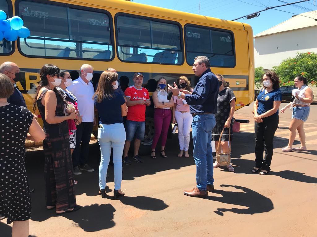 Vice-prefeito Taborda realizou entrega de ônibus escolar recebido pelo município      